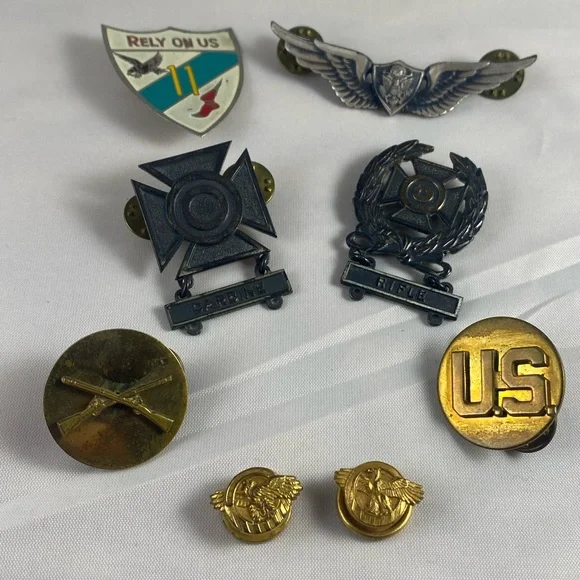 Vintage US Army Memorabilia - Vietnam Uniform Pins and Badges - Picture 2 of 7